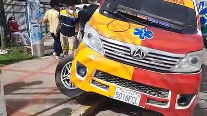 Ambulancia que trasladaba un paciente sufrió un choque de un trufi en Santa Cruz