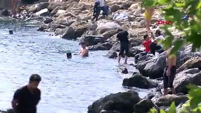 Kadıköy Suadiye Sahili'nde bir yandan müsilaj temizliği diğer yandan denize girenler...