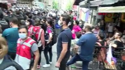 Beyoğlu'nda LGBT Onur Yürüyüşü için toplananlara polis müdahalesi