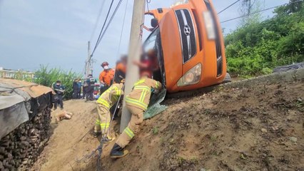 주간보호센터 승합차 넘어져 11명 부상...승용차-오토바이 사고 2명 중상 / YTN