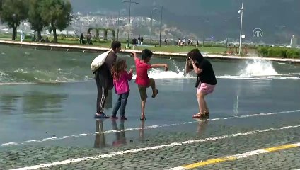 İZMİR - Kısa süreli fırtına bazı ilçelerde hayatı olumsuz etkiledi