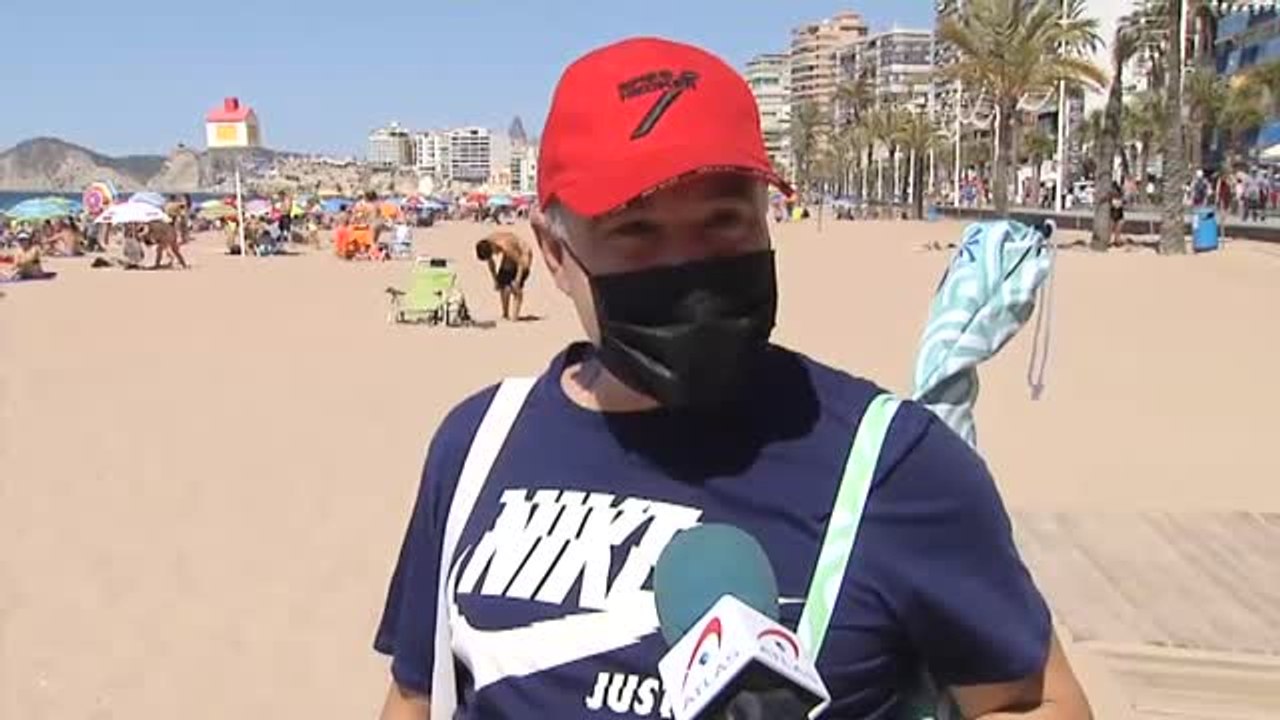 Primer día sin mascarillas en la playa