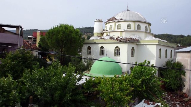 İZMİR - Fırtına nedeniyle Kemalpaşa'da Kuyucak Camisi'nin minaresi bir evin bahçesine yıkıldı
