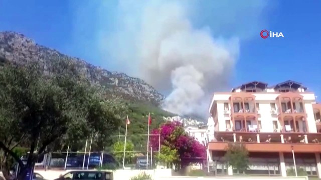 Kaş'ta yerleşim yerlerine yakın noktada orman yangını. Ekipler havadan ve karadan müdahale ediyor