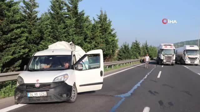 TEM'de tırın arkadan çarptığı panelvan aracın yarısı yok oldu