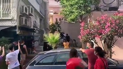 Polisin attığı ses bombasına "Çocuk uyuyor" diye tepki gösteren vatandaşın gözaltına alınma anları