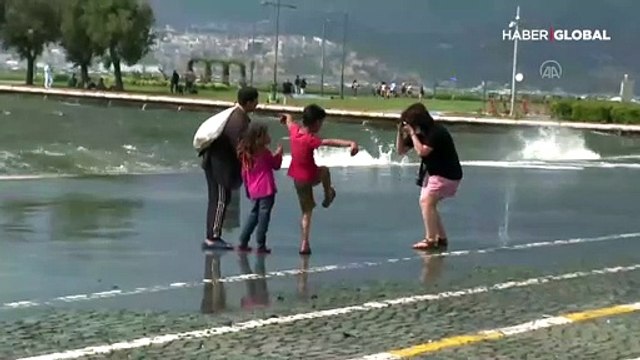 İzmir'de sağanak yağış ve fırtına ortalığı savaş alanına çevirdi