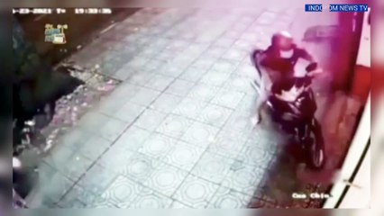 Maling Motor Kena Tendangan  Maut Emak-emak