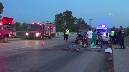 İki otomobilin kafa kafaya çarpıştığı kazada 3 kişi öldü, 4 kişi yaralandı