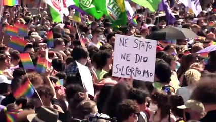 Milano pride, in piazza anche alcuni cattolici: "Il Concordato tra Stato e Chiesa va rivisto"