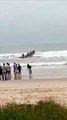 Ondas quase viram barco de pesca em praia de Florianópolis