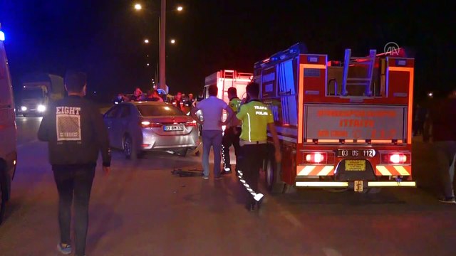 AFYONKARAHİSAR - İki otomobil çarpıştı: 1 ölü, 1 yaralı