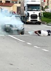 Park halindeyken yanan otomobili, görevden dönen 112 çalışanı söndürdü