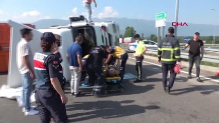 DÜZCE TALAŞ YÜKLÜ TIR DEVRİLDİ 1 YARALI