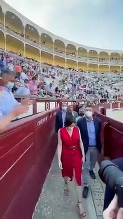 Impresionante ovación para Isabel Díaz Ayuso a su llegada a la plaza de toros de Las Ventas