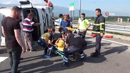 Virajı alamayan tır devrildi, sürücü içinde sıkıştı, talaşlar yola döküldü