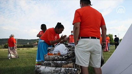 Kanada’da kemikleri bulunan 751 çocuk için anma gecesi düzenlendi