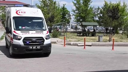 Bir imam caminin bahçesine köstebekler için tuzak kurduğu sırada yaralandı