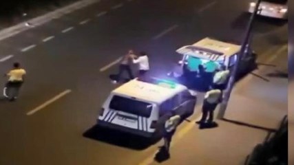 Son dakika haberleri... ESENYURT'TA ALKOLLÜ SÜRÜCÜNÜN POLİSLERE ZORLUK ÇIKARDIĞI ANLAR CEP TELEFONU KAMERASINDA