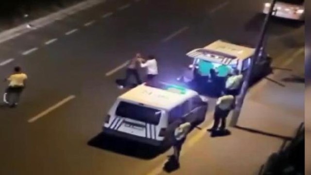 Son dakika haberleri... ESENYURT'TA ALKOLLÜ SÜRÜCÜNÜN POLİSLERE ZORLUK ÇIKARDIĞI ANLAR CEP TELEFONU KAMERASINDA