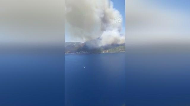 Marmaris'te oteller ve yerleşim yerlerine yakın ormanlık alanda çıkan yangına müdahale ediliyor