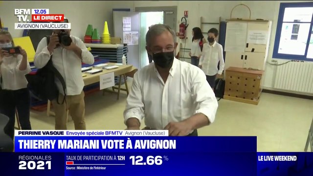 Second tour des régionales: Thierry Mariani vote dans une école d'Avignon