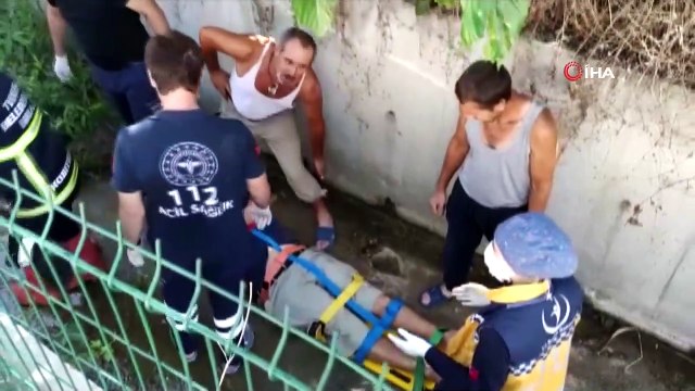 Dut toplamak için çıktığı ağaçtan su kanalına düştü