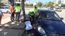 Trafik polisleri hem öğrencinin hem de velisinin imdadına koştu... Oğlunu sınava yetiştireceği sırada otomobilinin lastiği patlayan annenin imdadına trafik polisleri yetişti