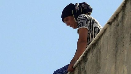 Nişanlısına kaçan kızına sinirlenen kadın, çatıya çıkarak intihara kalkıştı