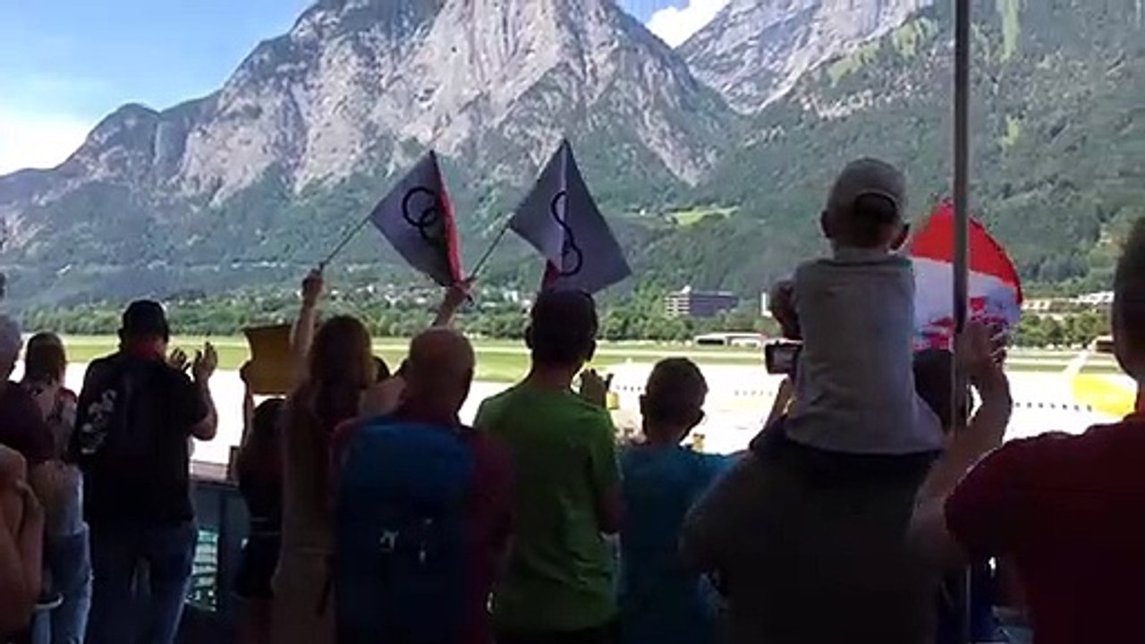 Österreich-Fans am Innsbrucker Flughafen
