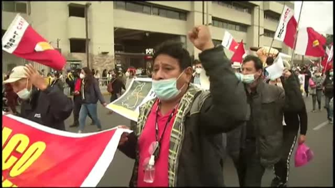 Miles de peruanos exigen en las calles que Pedro Castillo sea ya investido presidente