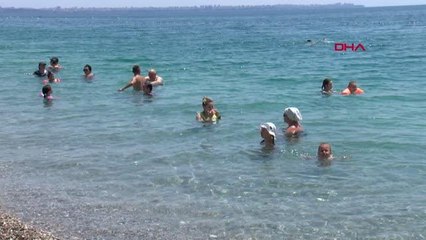 ANTALYA KISITLAMALI SON PAZAR GÜNÜNDE SAHİLDE TURİST YOĞUNLUĞU