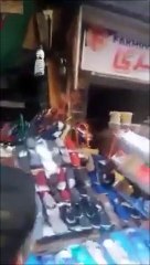 شاهد محاولة السيطرة على جاموس هرب فى احد الاسواق المصرية مع فشل محاولات السيطرة عليه