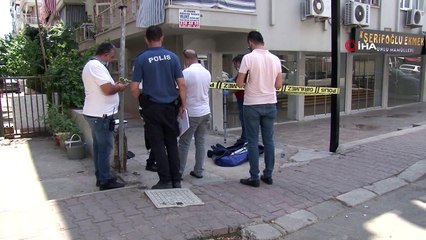 Gölgesine oturduğu bina önünde hayatını kaybetti... Geriye terlikleri ve yarım kalan su şişesi kaldı