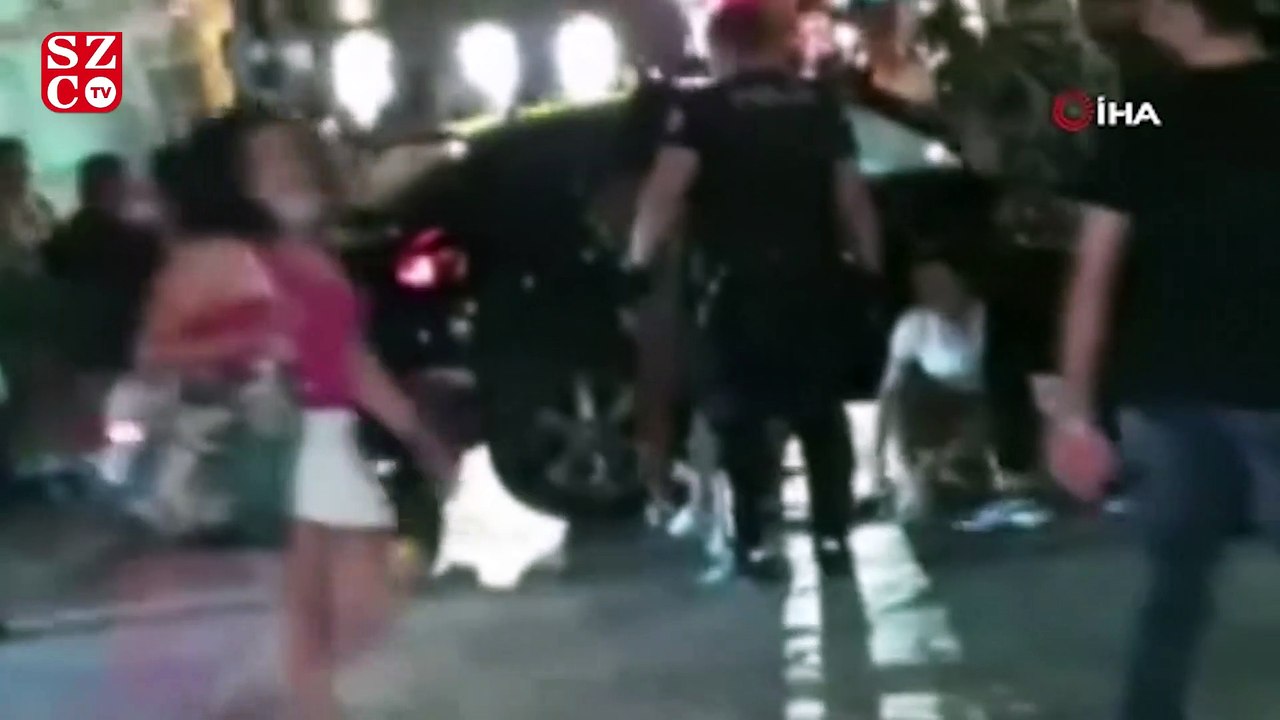 Kızlar tekme tokat kavga etti, erkekler tezahürat yaptı