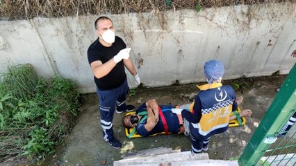 Dut toplamak için çıktığı ağaçtan su kanalına düştü