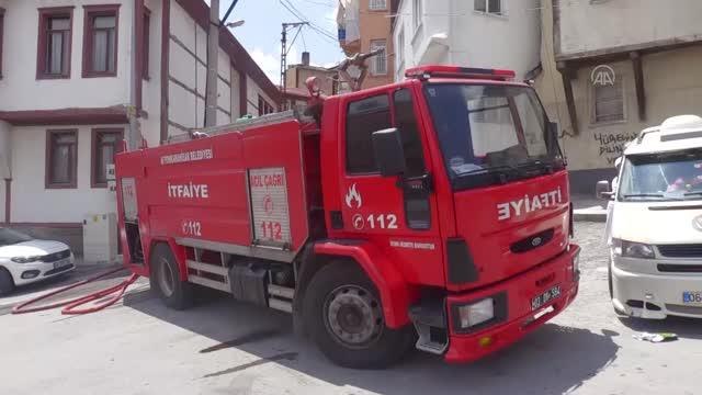 AFYONKARAHİSAR - İki katlı ahşap ev yanarak kullanılamaz hale geldi