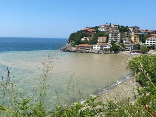 Şiddetli yağmur sonrası plaj çamur rengini aldı