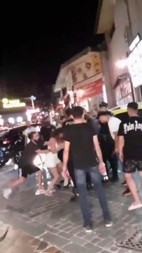 KIZLAR KAVGA ETTİ, ERKEKLER 'KAFASINA VUR, KAFASINA' DİYE TEMPO TUTTU