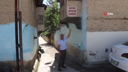 Kendisinden geriye astığı tabelalar kaldı