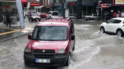 ÇORUM - Sağanak ve dolu nedeniyle bazı ev ve iş yerlerini su bastı