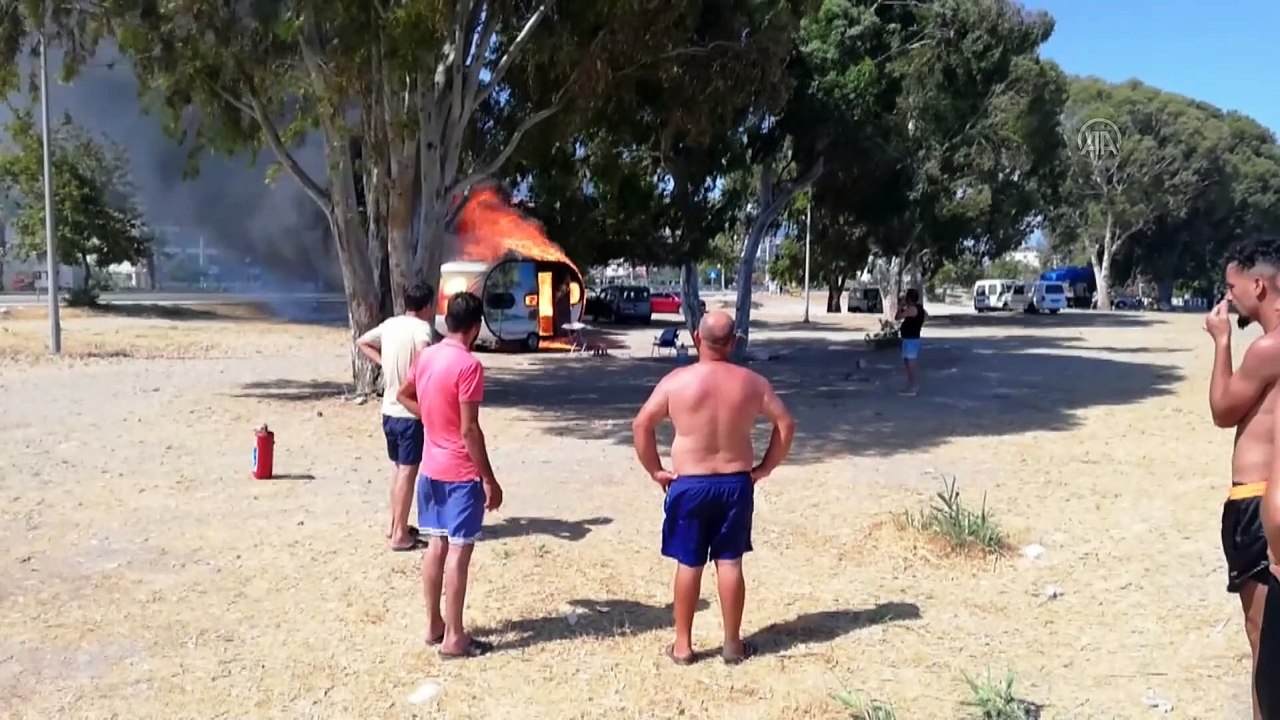 ANTALYA - Çekme karavan yandı