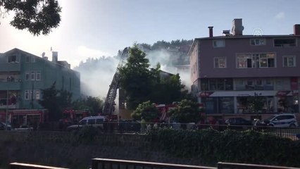 Beykoz'da 3 katlı ev yanarak kullanılamaz hale geldi