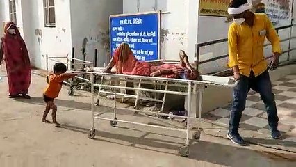 स्ट्रेचर खींचते बच्चे ने स्वास्थ्य सेवाओं पर खड़ा किया बड़ा सवाल