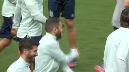 La selección española prueba el césped del Parken Stadium de Copenhague