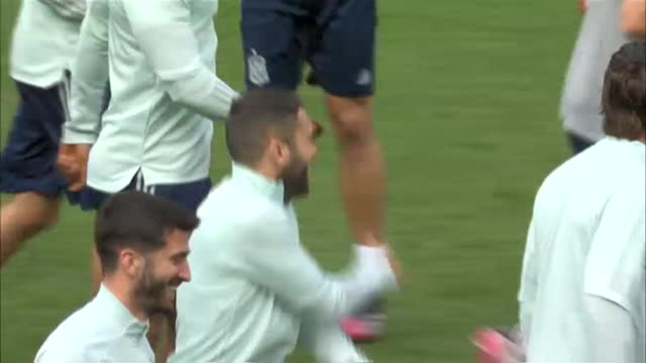 La selección española prueba el césped del Parken Stadium de Copenhague