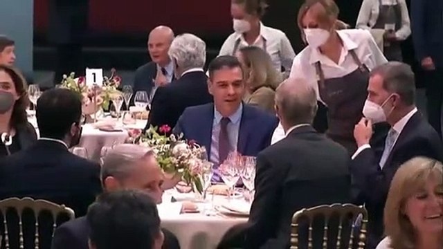 El incómodo momento de Felipe VI tras ver lo que hizo Sánchez al sentarse: ojo a sus manos