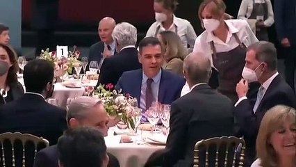 El incómodo momento de Felipe VI tras ver lo que hizo Sánchez al sentarse: ojo a sus manos