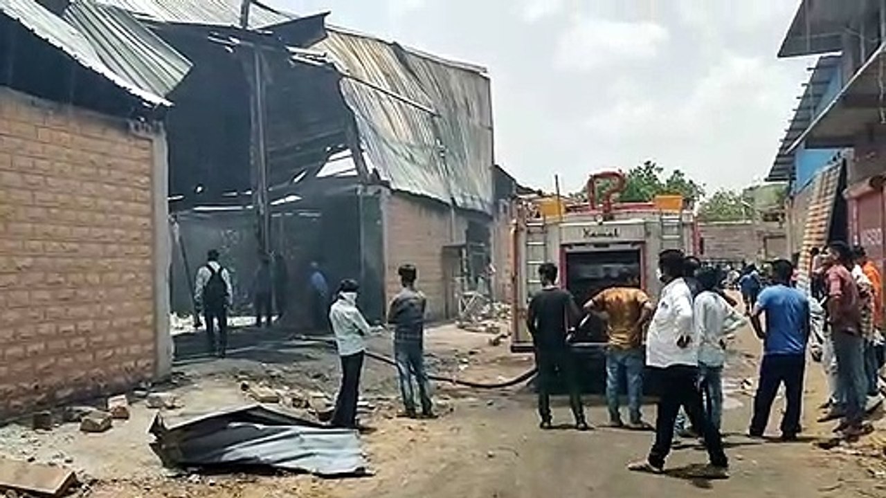 तेल व खाद्य सामग्री के गोदाम में आग