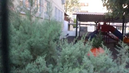 Son dakika haberleri... Okulda mahsur kalan 3 çocuktan biri çıkmak isterken 2. kattan düşerek yaralandı